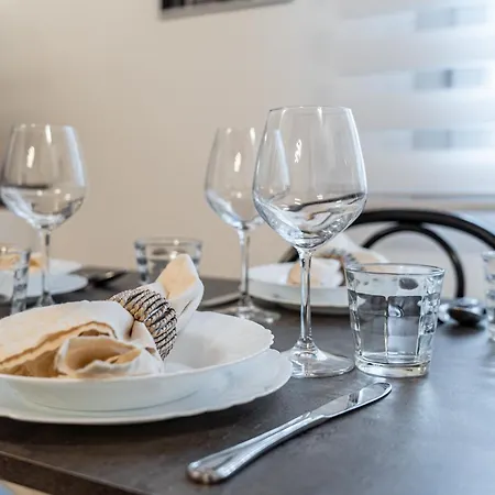 아파트 Martin's - Historic Boutique With Free Parking, Fast Wi-fi, Ac, Perfect For Couples & Business In Center *