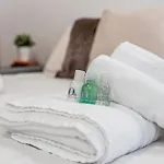 Appartement Martin's - Historic Boutique With Free Parking, Fast Wi-fi, Ac, Perfect For Couples & Business In Center *