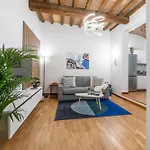 Martin's - Historic Boutique With Free Parking, Fast Wi-fi, Ac, Perfect For Couples & Business In Center Appartement